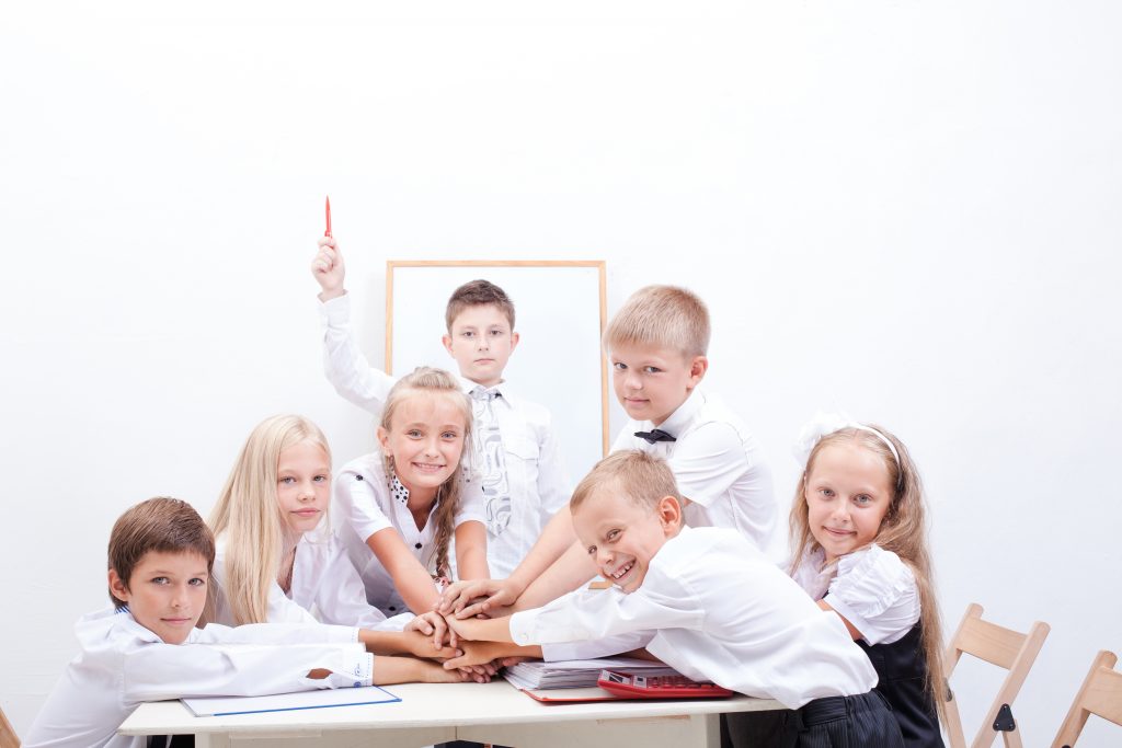 La imagen tiene un atributo ALT vacío; su nombre de archivo es group-teen-pupils-they-holding-their-hands-together-1024x683.jpg